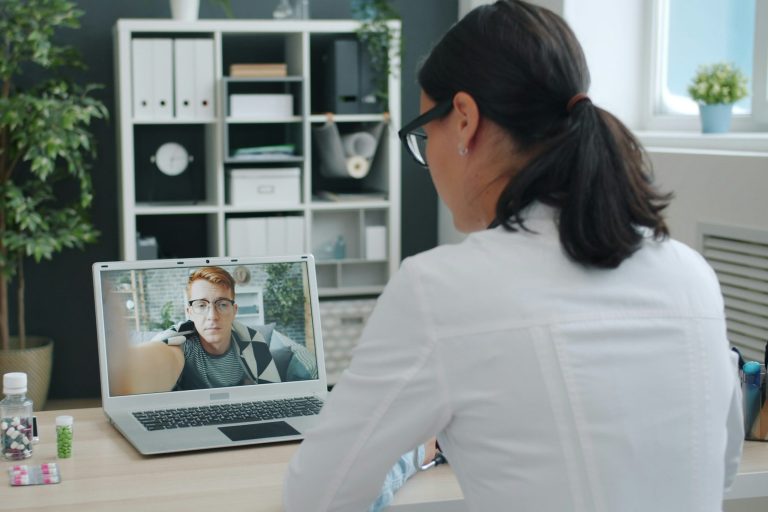 Dein kostenloses PKV Erstgespräch Ein junger Mann und eine Beraterin befinden sich im Videocall am Laptop beim Online-Erstgespräch für die Private Krankenversicherung (PKV).